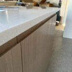 Столешницы на кухню и фартук из акрилового камня изготовлено в правила камня