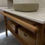 Столешница и полка в ванную комнату изготовлено в правила камня