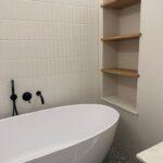 Столешница и полка в ванную комнату изготовлено в правила камня