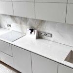 Кварцевая столешница с мойкой на кухню изготовлено в правила камня