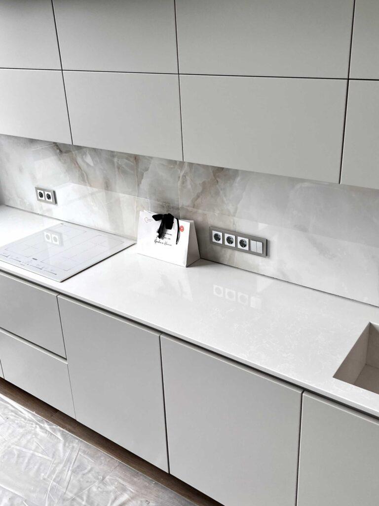 Кварцевая столешница с мойкой на кухню изготовлено в правила камня