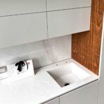 Кварцевая столешница с мойкой на кухню изготовлено в правила камня