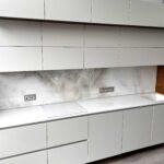 Кварцевая столешница с мойкой на кухню изготовлено в правила камня