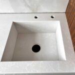 Кварцевая столешница с мойкой на кухню изготовлено в правила камня