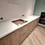Прямая столешница на кухню с акриловой мойкой изготовлено в правила камня
