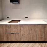 Прямая столешница на кухню с акриловой мойкой изготовлено в правила камня