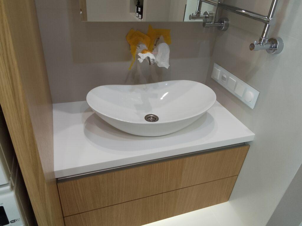 Акриловая столешница в ванную комнату изготовлено в правила камня