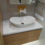 Акриловая столешница в ванную комнату изготовлено в правила камня