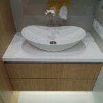 Акриловая столешница в ванную комнату изготовлено в правила камня