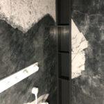 Ниша с полками в ванную комнату изготовлено в правила камня