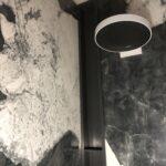 Ниша с полками в ванную комнату изготовлено в правила камня