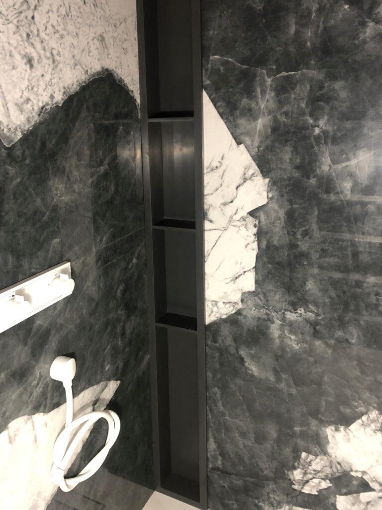 Ниша с полками в ванную комнату изготовлено в правила камня