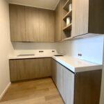 Угловая столешница и фартук из искусственного камня изготовлено в правила камня