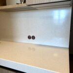 Угловая столешница и фартук из искусственного камня изготовлено в правила камня