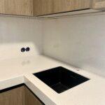 Угловая столешница и фартук из искусственного камня изготовлено в правила камня