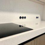 Угловая столешница и фартук из искусственного камня изготовлено в правила камня