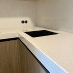 Угловая столешница и фартук из искусственного камня изготовлено в правила камня