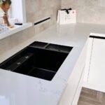 Столешницы на кухню и журнальный столик из кварцевого агломерата изготовлено в правила камня