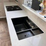 Столешницы на кухню и журнальный столик из кварцевого агломерата изготовлено в правила камня