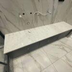 Столешница из кварцевого агломерата в ванную комнату изготовлено в правила камня