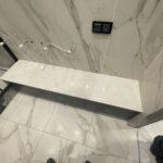 Столешница из кварцевого агломерата в ванную комнату изготовлено в правила камня