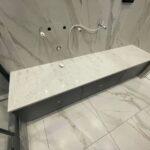 Столешница из кварцевого агломерата в ванную комнату изготовлено в правила камня