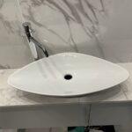 Столешница из кварцевого агломерата в ванную комнату изготовлено в правила камня