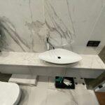 Столешница из кварцевого агломерата в ванную комнату изготовлено в правила камня
