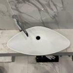 Столешница из кварцевого агломерата в ванную комнату изготовлено в правила камня