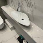 Столешница из кварцевого агломерата в ванную комнату изготовлено в правила камня