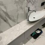 Столешница из кварцевого агломерата в ванную комнату изготовлено в правила камня