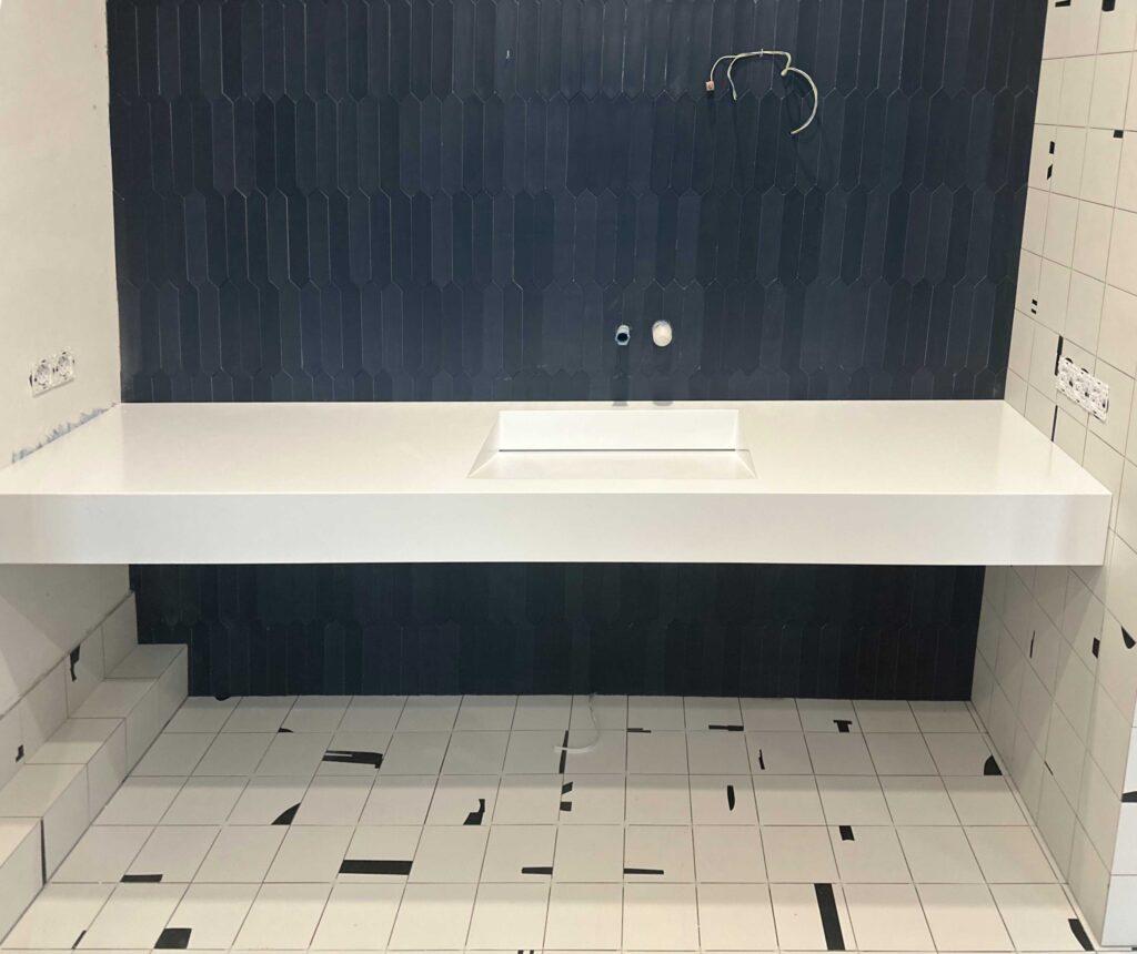 Столешница с щелевой раковиной из акрила изготовлено в правила камня