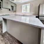 Угловая столешница на гарнитур и столешница на кухонный остров из акрилового камня изготовлено в правила камня