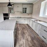 Угловая столешница на гарнитур и столешница на кухонный остров из акрилового камня изготовлено в правила камня