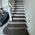 Лестница с акриловыми ступенями изготовлено в правила камня