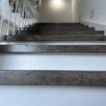 Лестница с акриловыми ступенями изготовлено в правила камня