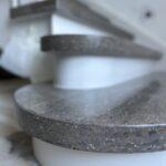 Лестница с акриловыми ступенями изготовлено в правила камня