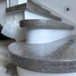 Лестница с акриловыми ступенями изготовлено в правила камня