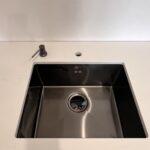 Кварцевая столешница на кухню изготовлено в правила камня