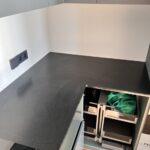 П-образная столешница на кухню изготовлено в правила камня