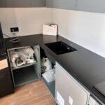 П-образная столешница на кухню изготовлено в правила камня