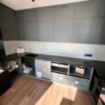 П-образная столешница на кухню изготовлено в правила камня