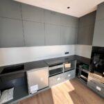 П-образная столешница на кухню изготовлено в правила камня