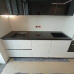 Столешницы на гарнитур и кухонный остров из акрила изготовлено в правила камня