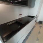 Столешницы на гарнитур и кухонный остров из акрила изготовлено в правила камня