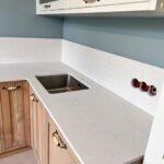 Кухонная столешница и фартук из кварцевого агломерата изготовлено в правила камня