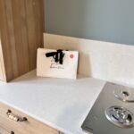 Кухонная столешница и фартук из кварцевого агломерата изготовлено в правила камня