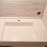 Столешница с псевдощелевой раковиной из акрила для ванной комнаты изготовлено в правила камня