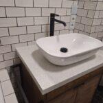 Столешница из акрила в ванную комнату изготовлено в правила камня