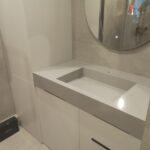 Столешница и псевдощелевая раковина изготовлено в правила камня